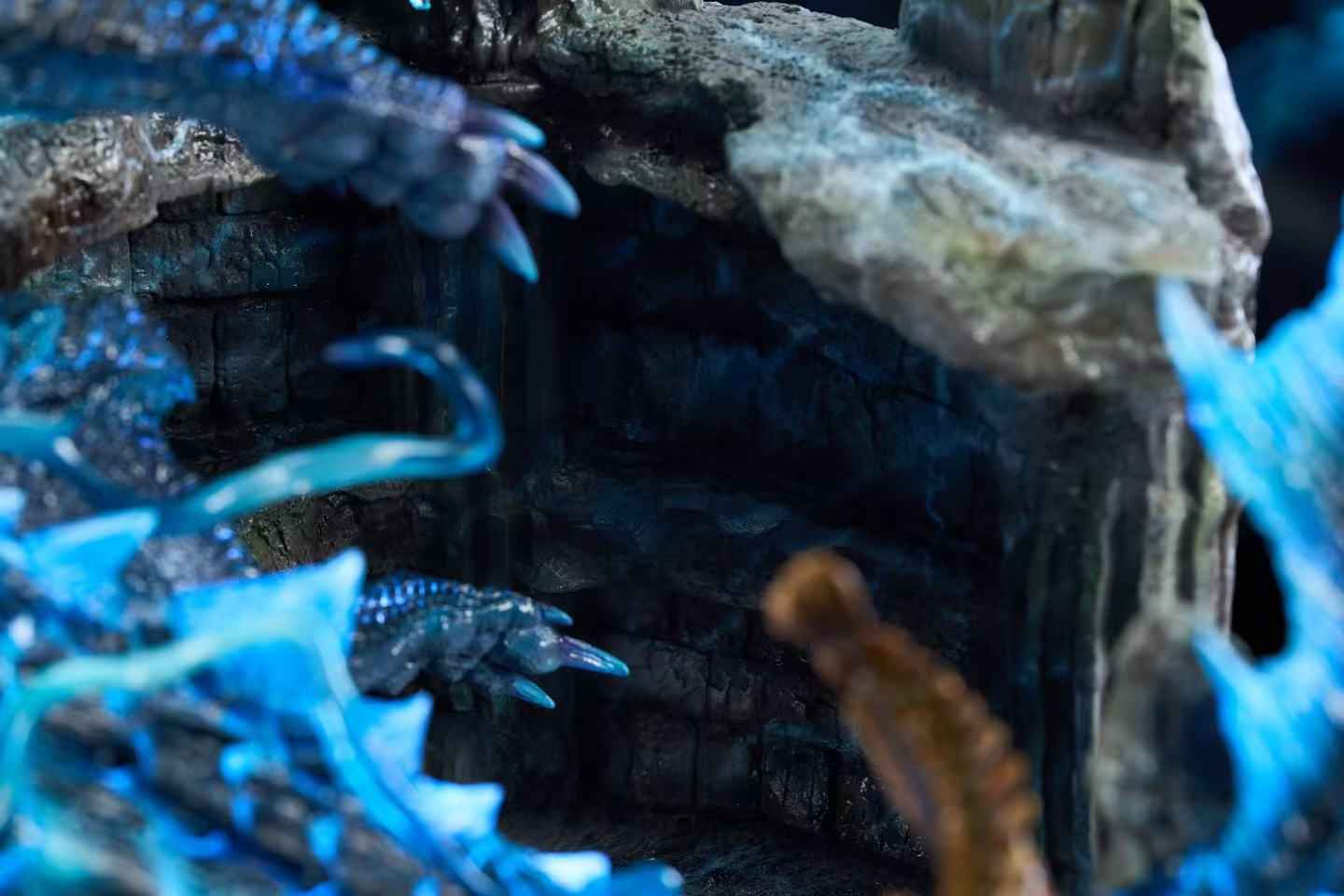 Monster Hunter Roaring Wild Studio Lagiacrus & Abyssal Lagiacrus Resin Statue